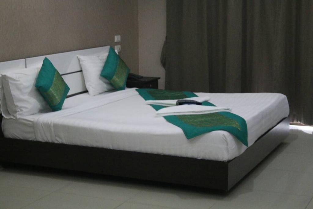 Royal Bombay Suites Джомтьен Экстерьер фото