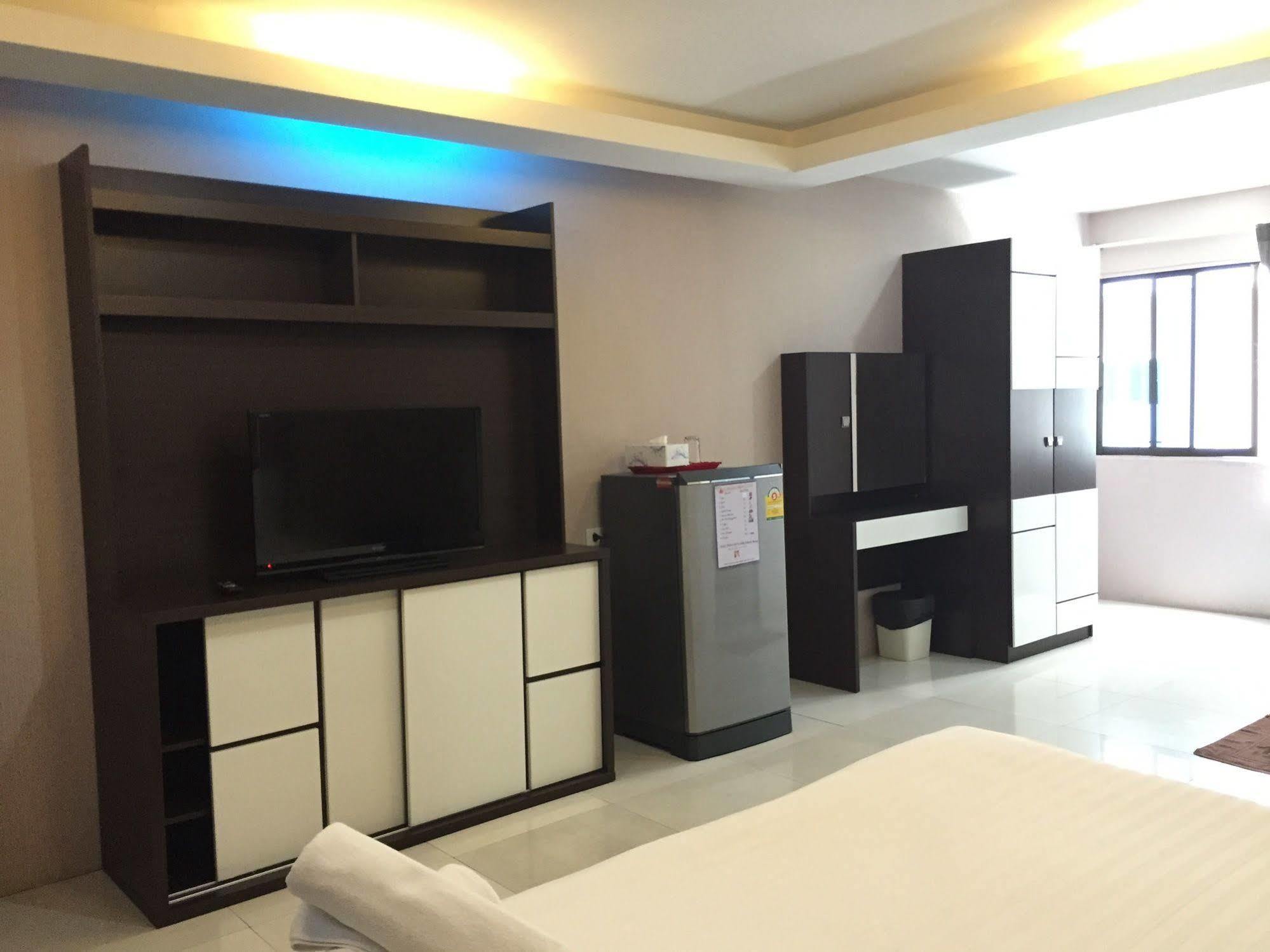 Royal Bombay Suites Джомтьен Экстерьер фото