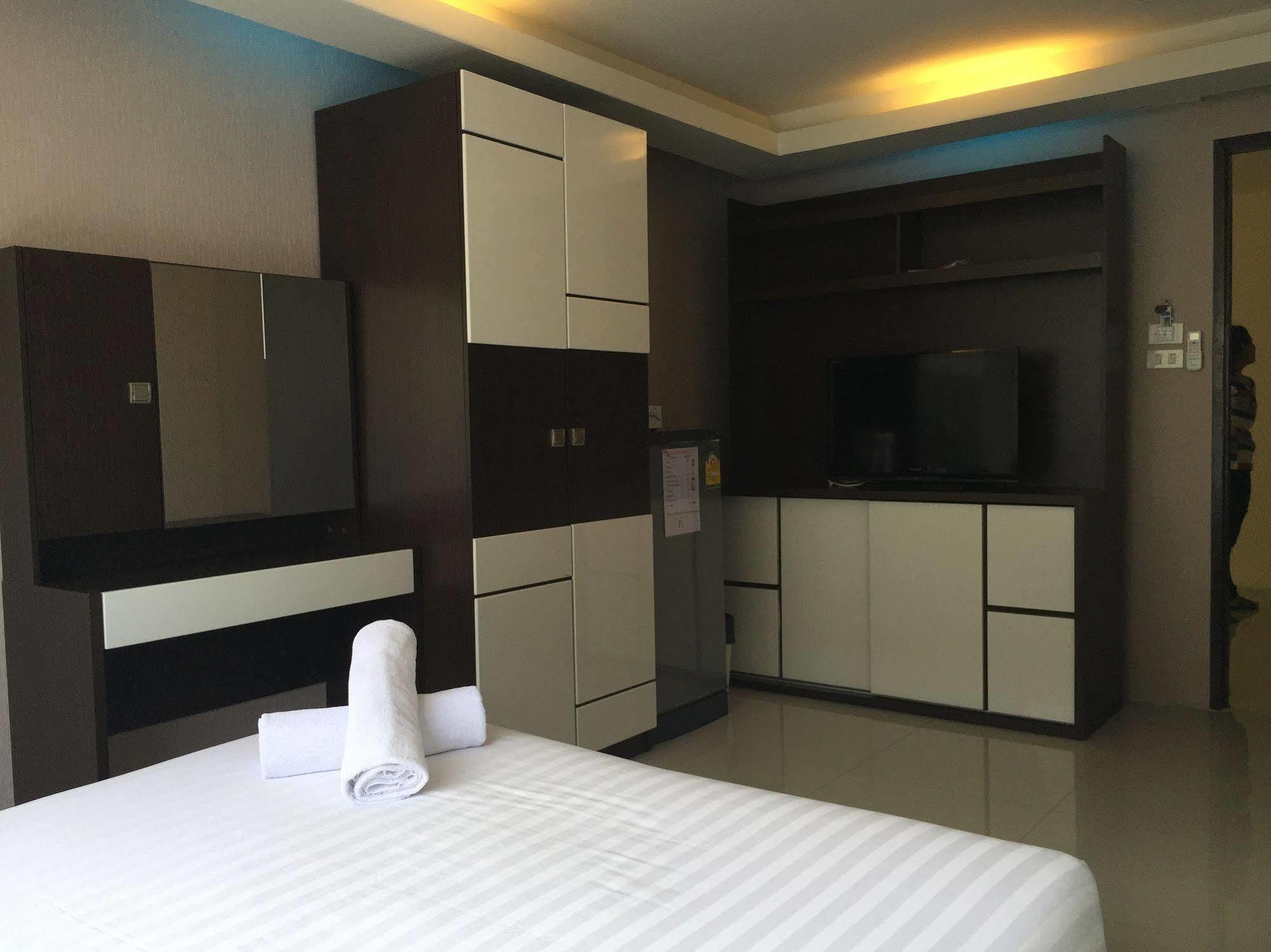 Royal Bombay Suites Джомтьен Экстерьер фото