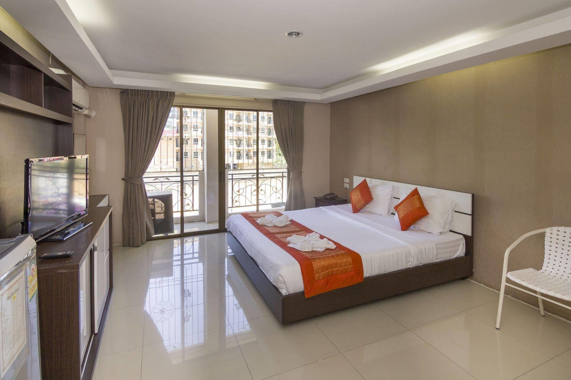 Royal Bombay Suites Джомтьен Экстерьер фото