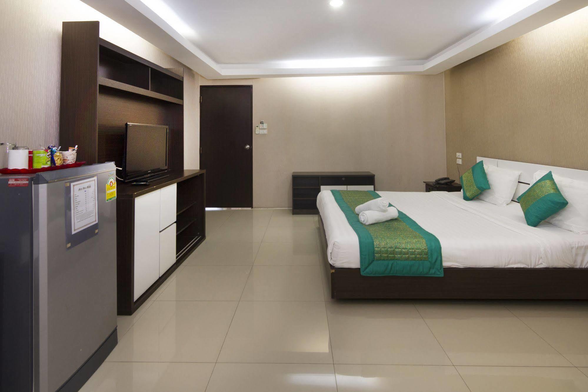 Royal Bombay Suites Джомтьен Экстерьер фото